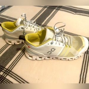 Womens size 8 OnRunning shoes.